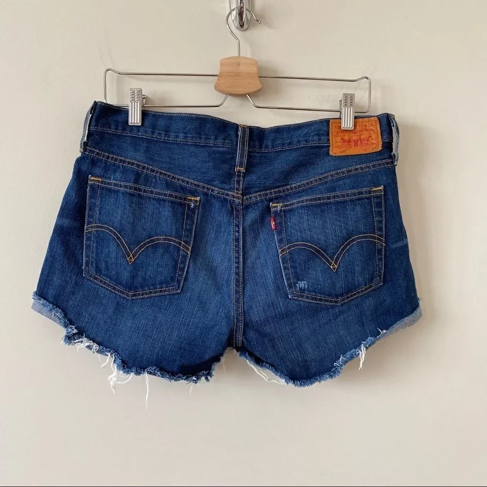 LEVI’S 501 Raw Hem Medium Wash Button Fly Short - Picture 2 of 11